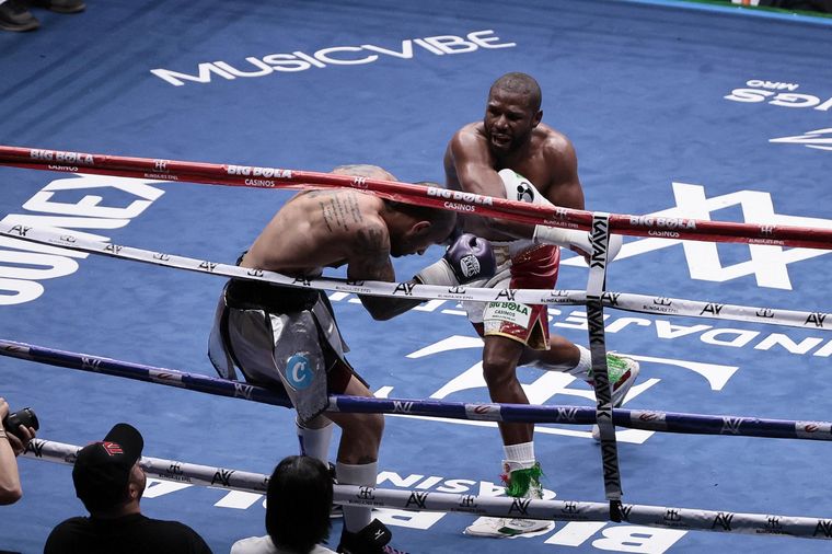 Floyd Mayweather ganó un combate sucio en México. Foto: EFE