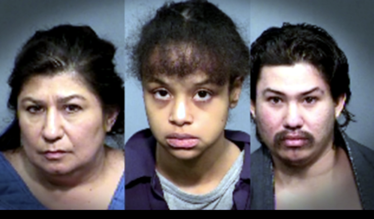 Elizabeth Archibeque En el centro, la madre asesina y, a sus costados, la abuela y el padre del niño fallecido. Foto: FlagstaffPoliceDepartment Arizona