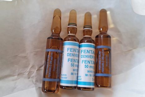 La Unidad Fiscal de Rosario informó la detención de un enfermero del PAMI local, acusado de comercializar medicamentos de venta prohibida para particulares, entre ellos fentanilo. La Unidad Fiscal de Rosario informó la detención de un enfermero del PAMI local, acusado de comercializar medicamentos de venta prohibida para particulares, entre ellos fentanilo.