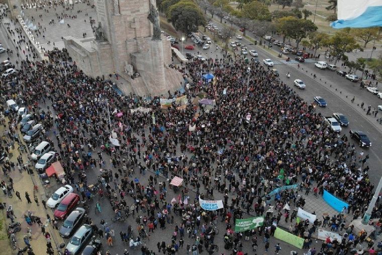 Marcha en el Monumento a la Bandera. Foto: Gentileza El Litoral