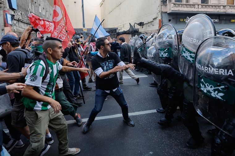 La imagen de los enfrentamientos que desataron el caos Foto: EFE
