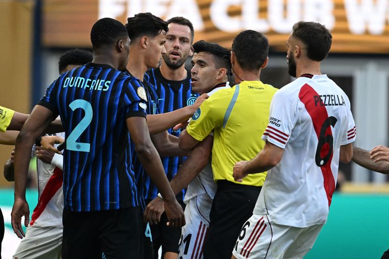 Marcos Acuña y Dumfries se cruzaron en el final del partido.