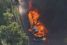 Vista aérea de colectivos en llamas en medio de la calle, en Río de Janeiro, Brasil