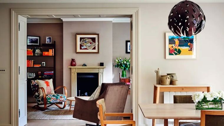 Se pueden utilizar paredes de madera simples para formar nuevas habitaciones, dividir espacios abiertos y crear divisiones parciales.. Foto: Future / Catherine Gratwicke