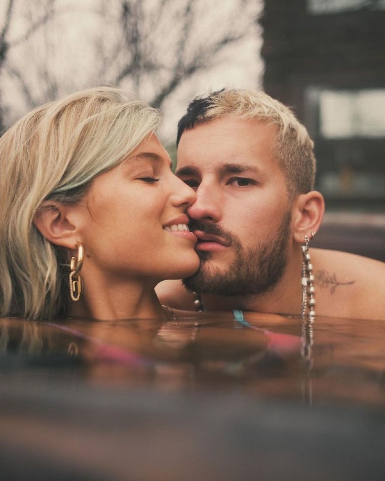 Ricky Montaner decidió no gastar más en  estilista y se puso en manos de su novia Stefi Roitman ¡mira como quedo! Foto: Instagram