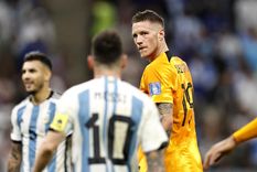 Weghorst y Messi durante el partido. Foto: EFE