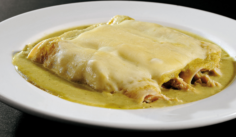 La receta de enchiladas suizas no es suiza, sino mexicana; su nombre proviene del uso de abundante queso y crema, que recordaban a la cocina europea de influencia suiza.