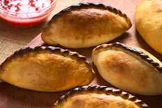 Prepara estas deliciosas salteñas para compartir con amigos o familia Foto: TasteAtlas