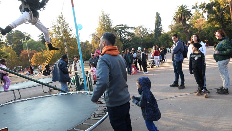 En el parque, el sector de la calesita sigue vivo y lleno, aunque algunos juegos muestran señales de desgaste. En el parque, el sector de la calesita sigue vivo y lleno, aunque algunos juegos muestran señales de desgaste.