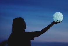 ¡No te pierdas esta oportunidad única de observar la Luna Llena de Fresa esta noche! Te contamos los detalles en la nota Foto: Freepik
