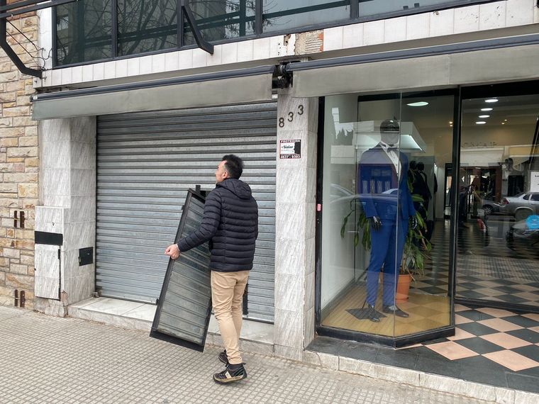 Comerciantes tomaron recaudos a la hora de abrir sus negocios hoy en Flores Foto: Milagros Moreni