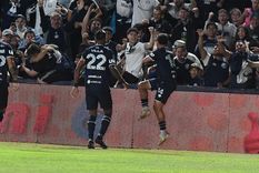 Lucho Gómez marcó un golazo de afuera del área para otra victoria del puntero Independiente Rivadavia. Lucho Gómez marcó un golazo de afuera del área para otra victoria del puntero Independiente Rivadavia.