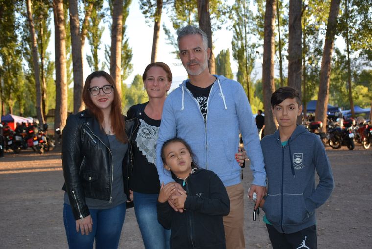 Nicholle Santoni, Ariadna Santoni, Gerado, Ema y Enzo González, una familia amante de las dos ruedas. Foto: Gentileza
