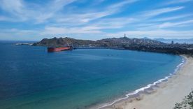 La playa de La Herradura en Chile se caracteriza por su bahía cerrada que mantiene el mar en calma. La playa de La Herradura en Chile se caracteriza por su bahía cerrada que mantiene el mar en calma.