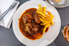 Antiguamente, esta receta de rabo de toro se asociaba a celebraciones populares y ferias tradicionales.