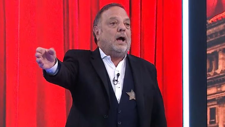 Cuando la simpatía brilla por su ausencia: el conductor dejó en claro su fastidio. Foto: captura pantalla A24.