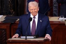 El presidente Donald Trump se mantiene firme en su postura de aplicar fuertes aranceles a China, Canadá y México y se acerca la fecha de entrada en vigencia. Foto: EFE