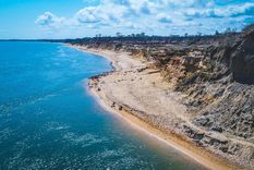 Las coloridas barrancas de este pueblo son un emblema natural y el balcón perfecto hacia el río Paraná. &nbsp;