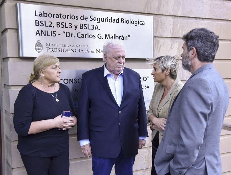 El ministro de Salud, Ginés González García, en la puerta del Instituto Malbrán