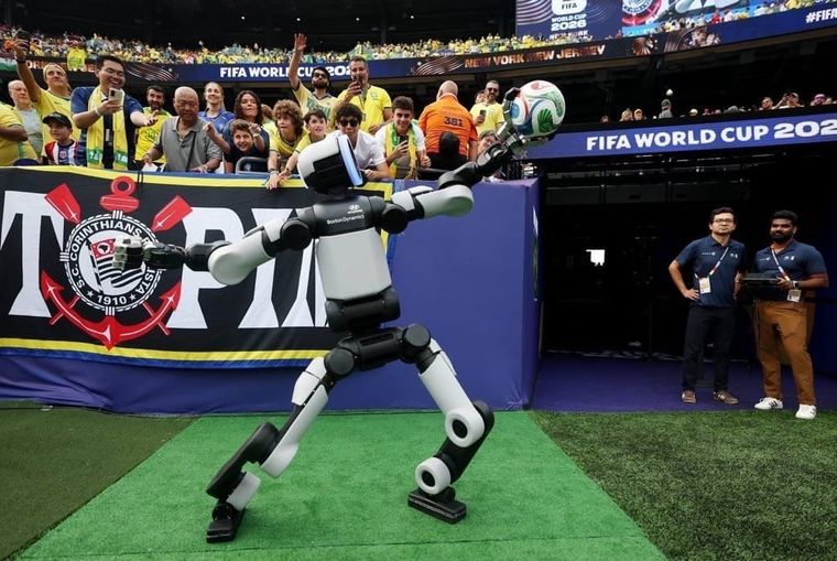 Atlas es el nombre que recibió el primer robot humanoide relacionado al mundial de fútbol actualmente en disputa en su presentación histórica.&nbsp;