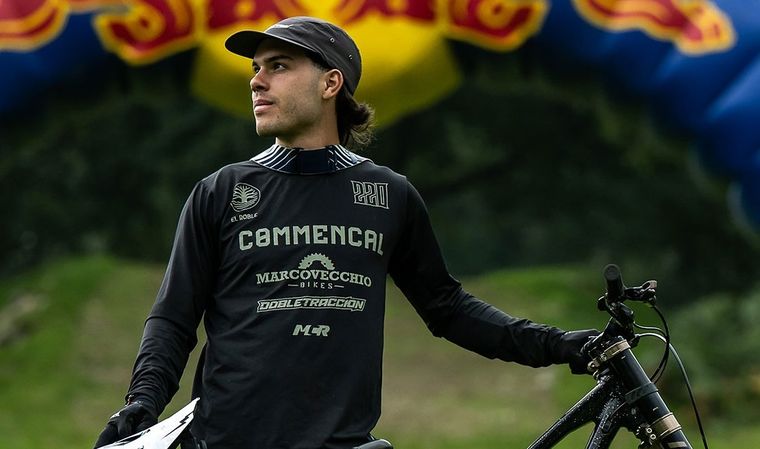 Jero Paez posa para la foto en Gales.&nbsp;