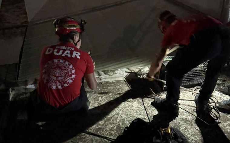 Un intento por salvar a su gato terminó en un operativo de rescate en pleno centro de la ciudad de Córdoba.