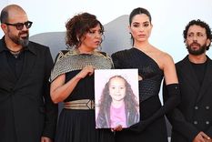 La película fue ovacionada de pie durante 23 minutos. De izq. a der: el actor palestino Amer Hlehel, la directora del film, la cineasta tunecina Kaouther Ben Hania, la actriz jordano canadiense Saja Kilani y el actor palestino Motaz Malhees con una imagen de Hind Rajab.