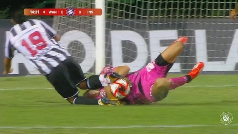 El arquero está bien, pero debió retirarse en el arranque del juego para ser atendido en un centro médico. Foto: Captura de TV