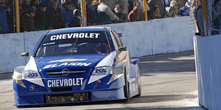 Rossi y el Chevrolet Astra con el que consiguió el título Foto: NA