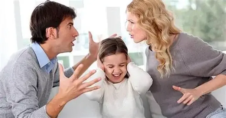 La familia no es solo un espacio íntimo, donde cada uno “es como es”. Es un sistema de relaciones que se organiza a través de roles. La familia no es solo un espacio íntimo, donde cada uno “es como es”. Es un sistema de relaciones que se organiza a través de roles.