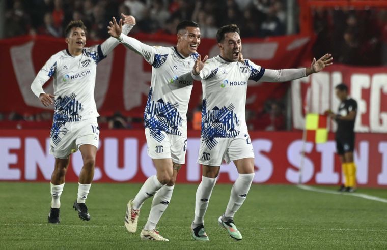 Augusto Schott festeja el gol de Talleres de Córdoba frente al Rojo de Avellaneda.&nbsp;