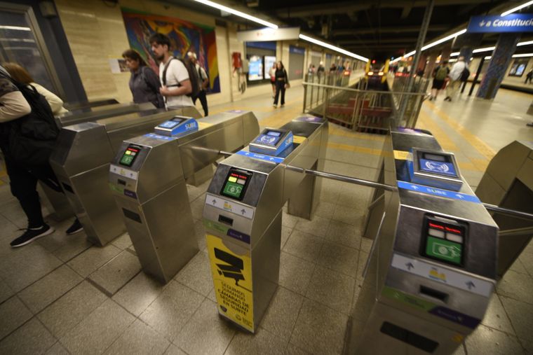 Los trabajadores de una línea de subte levantarán los molinetes este martes por un reclamo salarial. Los trabajadores de una línea de subte levantarán los molinetes este martes por un reclamo salarial.