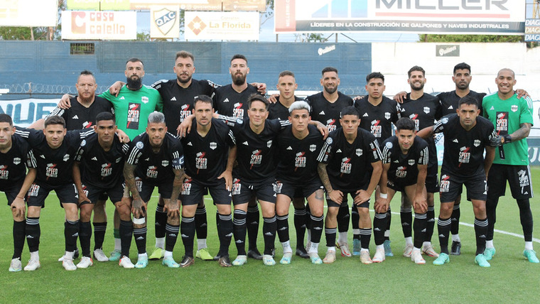 El equipo del Bajo Flores mostró, a través de su cuenta de TikTok, el llamativo entrenamiento que realizan