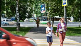 La multa podría llegar hasta 192.000 pesos por cruzar la calle usando el celular. La multa podría llegar hasta 192.000 pesos por cruzar la calle usando el celular.