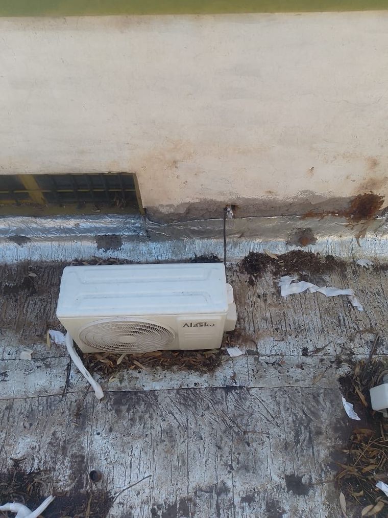 Hace unos días ladrones entraron por los techos y se robaron los cables de los aires acondicionados. Hace unos días ladrones entraron por los techos y se robaron los cables de los aires acondicionados.