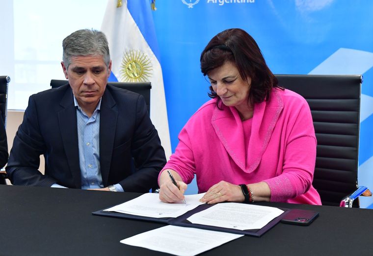 La ministra de Trabajo Raquel Kelly Olmos suscribió el convenio con Pablo González, tittiular de YPF y el sindicato de trabajadores de la actividad. Foto: Ministerio de Trabajo