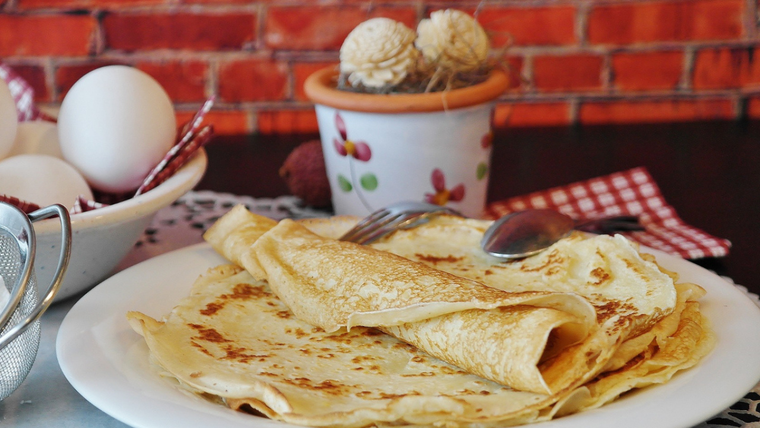 Esta receta es similar a los crepes franceses, pero más finas Esta receta es similar a los crepes franceses, pero más finas