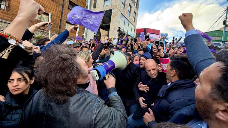 Javier Milei le habló a la militancia con megáfono en Tierra del Fuego