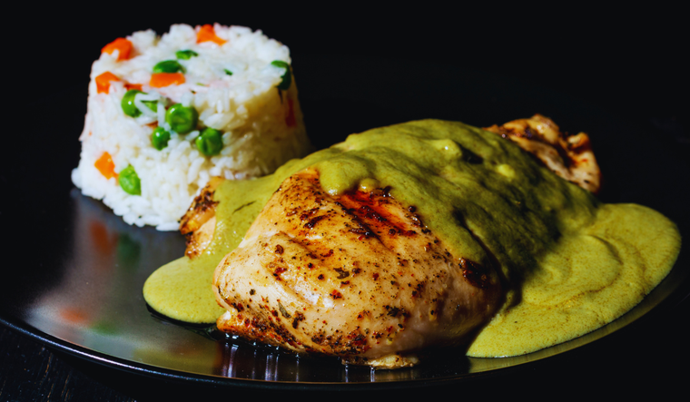 En algunas regiones, la receta del pipián incluye pepitas molidas con piedra volcánica para obtener una textura más rústica.