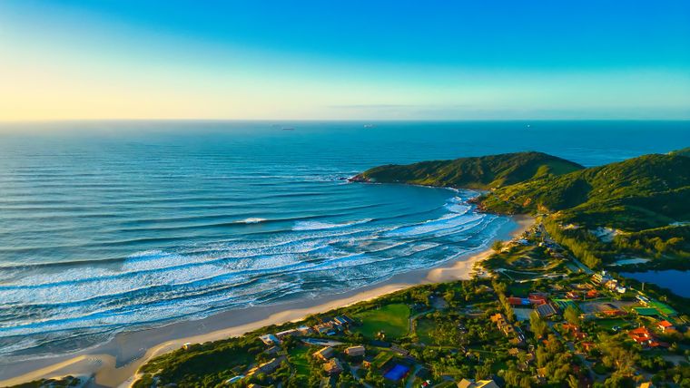 La Praia Rosa es una de las playas más elegidas para disfrutar en marzo antes de que termine el verano.