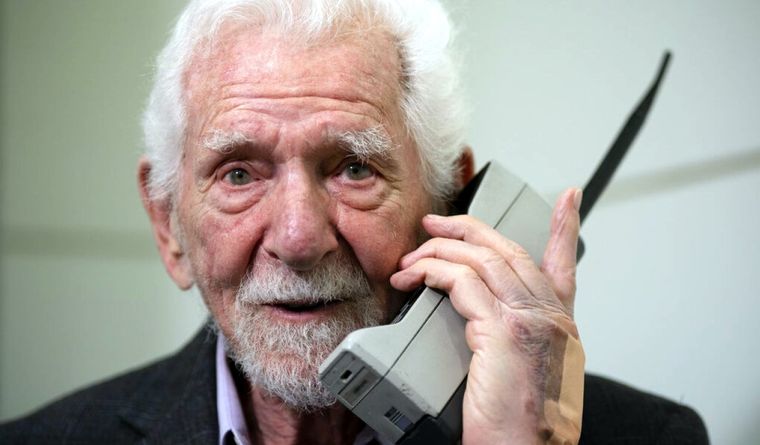 Marty Cooper Motorola Marty Cooper y el primer teléfono móvil de la historia. Foto: MotorolaInc.