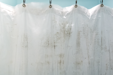 Dado que las cortinas están expuestas constantemente a un ambiente húmedo y poco ventilado, es común que, poco a poco, se le formen molestas manchas de moho. Foto: Shutterstock