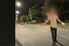 video: casi se mata por viajar sobre el capo de un auto