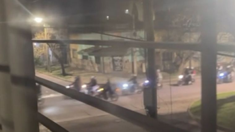 Las motos copaban las calles de La Plata en plena noche.