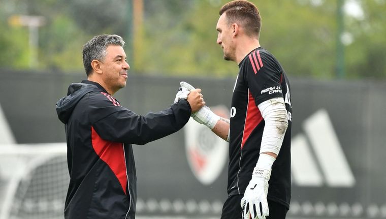 Marcelo Gallardo se saluda con Franco Armani en la práctica de River.