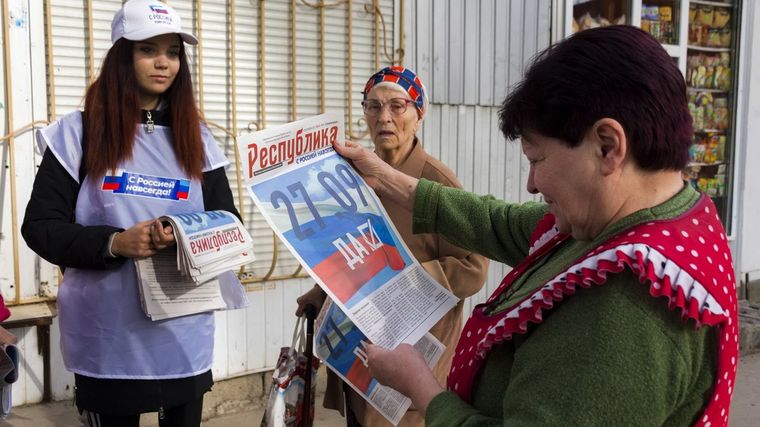 Los prorrusos arrancaron los referendos. Foto: APNews.
