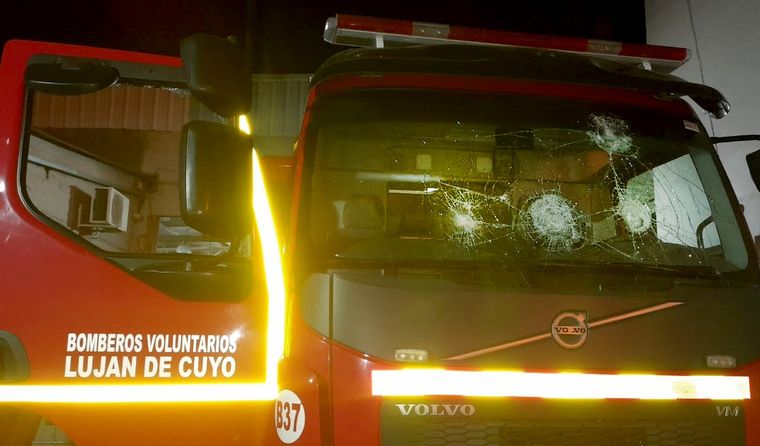 Los Bomberos de Luján fueron recibidos con piedrazos Foto: Bomberos de Luján