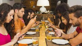 Mirando el celular y sin conexión entre nosotros mismos.