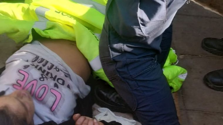 La mujer dio a luz en plena plaza Independencia. 