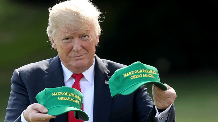 Los partidarios de Trump dicen que sus aranceles ayudarán a los agricultores estadounidenses a largo plazo.